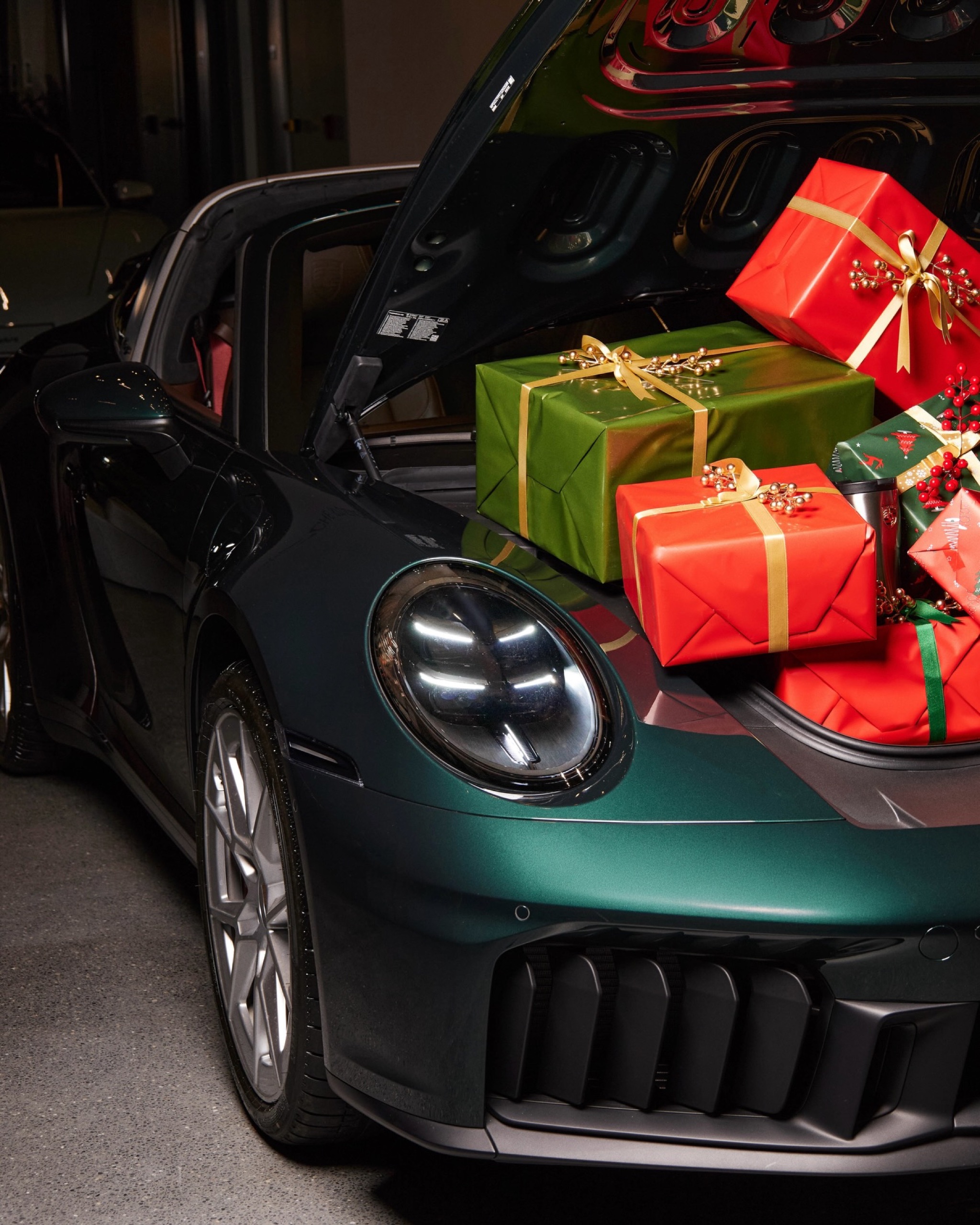 Gift boxes styled on the bonnet of a 911