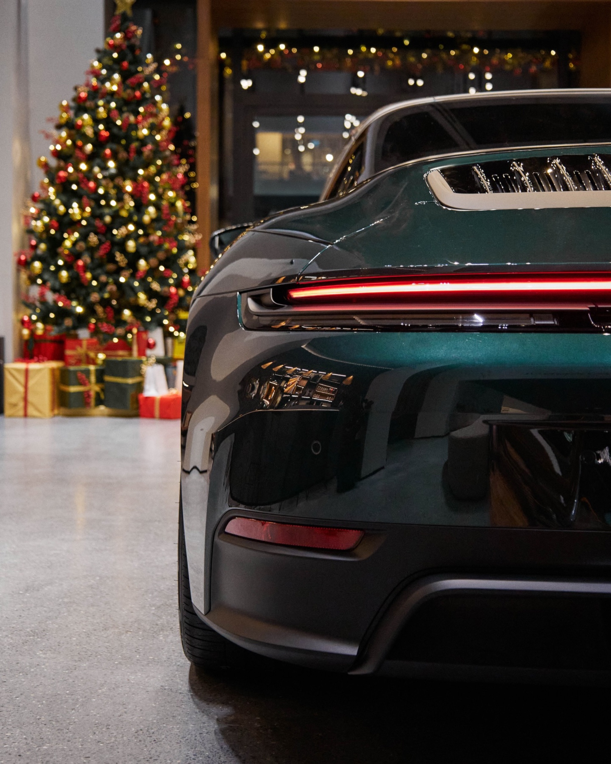 Gift boxes styled on the bonnet of a 911, 3