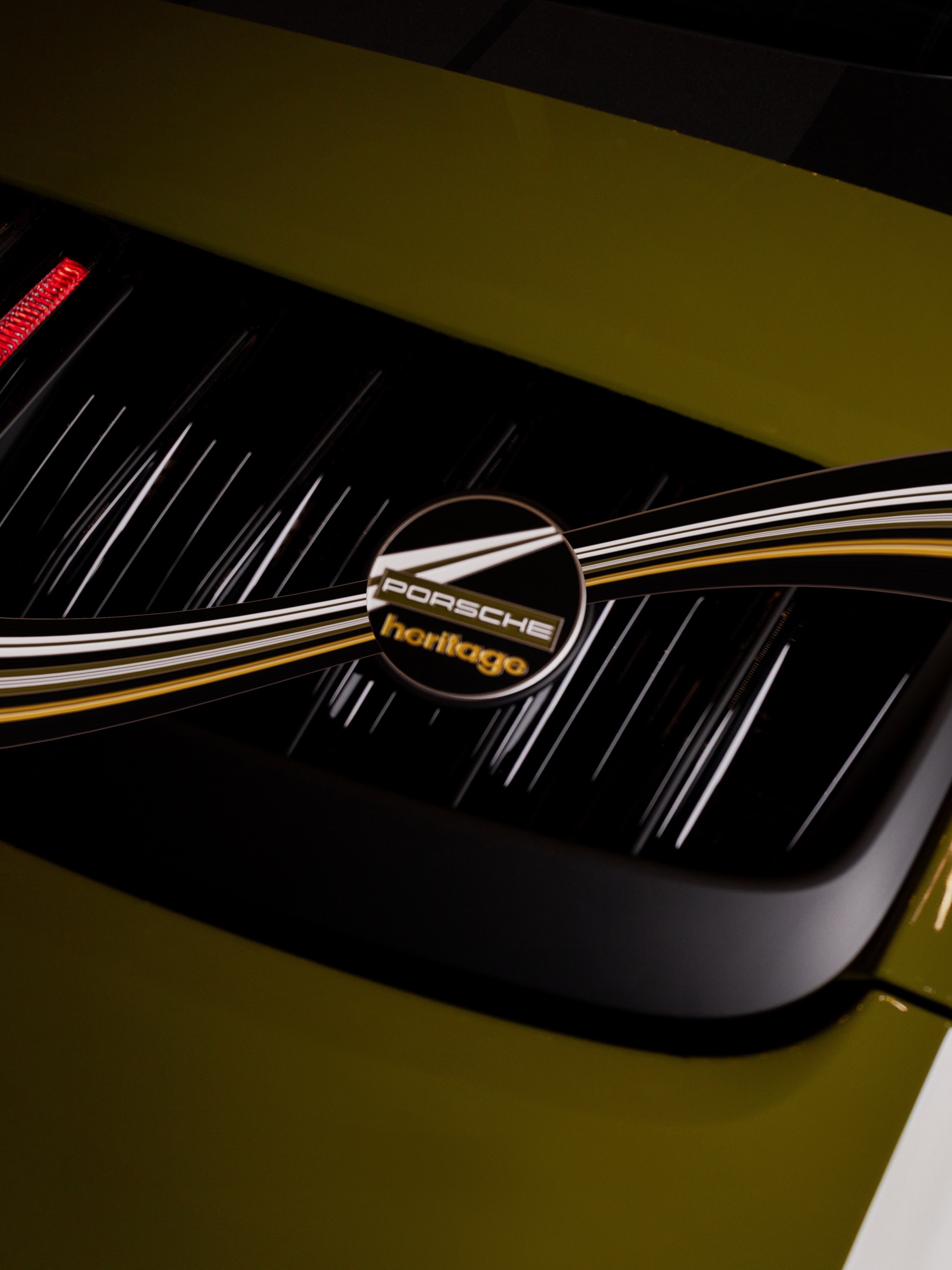 Retro stripe installation around a yellow 911
